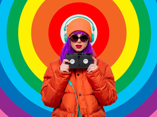 κορίτσι με μοβ μαλλιά με ακουστικά και Vhs - Φωτογραφία, εικόνα