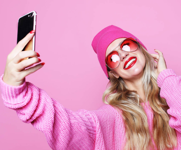 Λήψη φωτογραφίας μόδας κορίτσι κάνει Αυτοπροσωπογραφία σε smartphone wea - Φωτογραφία, εικόνα
