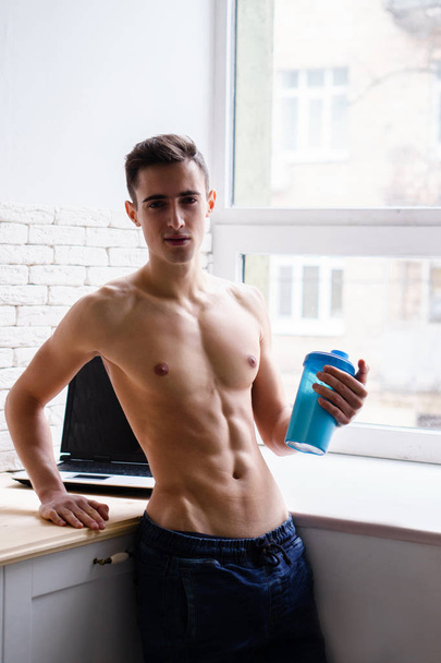 sporty man with muscle body drinking protein shake - Valokuva, kuva