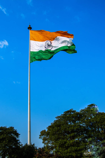 Bandeira Nacional da Índia é uma tricolor retangular horizontal de açafrão profundo, branco e verde com o Ashoka Chakra no centro
 - Foto, Imagem