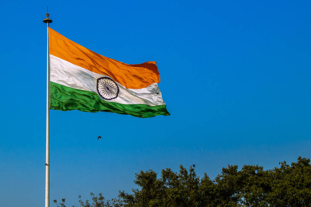 Bandeira Nacional da Índia é uma tricolor retangular horizontal de açafrão profundo, branco e verde com o Ashoka Chakra no centro
 - Foto, Imagem