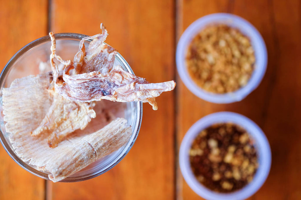 Calamar sec à l'apéritif thaïlandais servi avec sauce épicée, vue sur le dessus
 - Photo, image