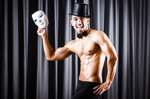 Actor muscular con máscara contra cortina
 - Foto, Imagen