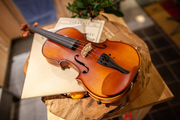 Een viool ligt op een kleine tafel - Foto, afbeelding