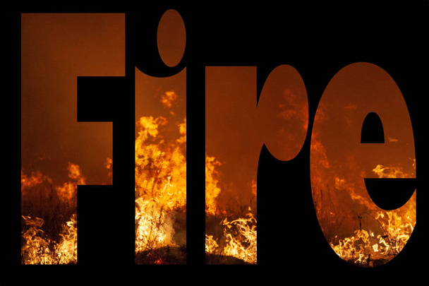 La parola Fuoco riempito con estremo primo piano di un incendio erba selvatica in formato orizzontale su sfondo nero per effetto drammatico. Ottima scelta per avvisi estivi
. - Foto, immagini
