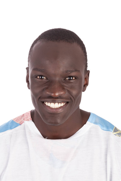 Primer plano joven guapo hombre sudanés cara a cámara en camiseta blanca sonriendo con dientes blancos mostrando, en formato de paisaje con espacio de copia aislado sobre fondo blanco. Metáfora porque te quiero
 - Foto, Imagen