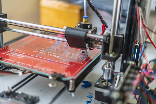 Nahaufnahme 3D-Drucker führen Experimente in der Schule b - Foto, Bild