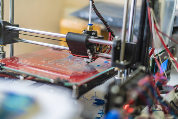 Nahaufnahme eines futuristischen 3D-Druckers. Mikro- und Nanoelektronik b - Foto, Bild