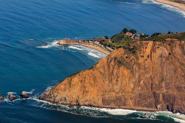 険しい海食崖とサンマテオ郡、カリフォルニア州北部、サンフランシスコ、アメリカ合衆国から飛んでのペドロ ・ ポイント岬 - 写真・画像
