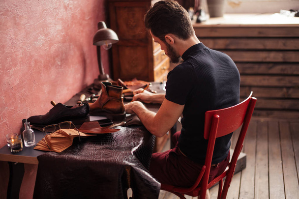 shoemaker fullfilling an order.craftsman executes an order - Foto, immagini