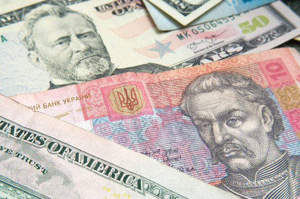 Banknoty pieniądze: Usd i Uah. Wymiany hrywien ukraińskich i Dolar amerykański. Waluta - Zdjęcie, obraz
