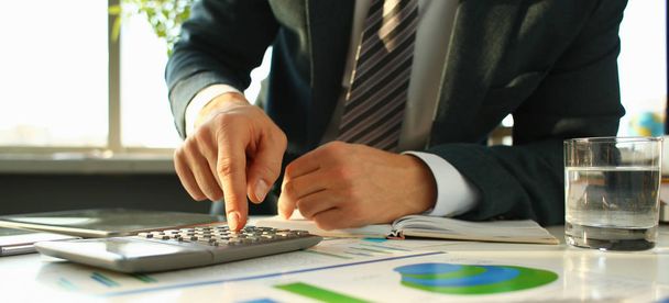 Zilveren rekenmachine en financiële statistieken op Klembord - Foto, afbeelding