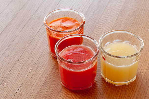 A raw food diet. Fresh fruit and vegetable juices. Fresh drinks: carrots, grapefruit, lemon. Vegetarian dish. - Photo, Image