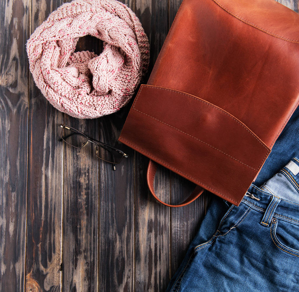Hnědý kožený batoh na staré dřevěné pozadí - Fotografie, Obrázek