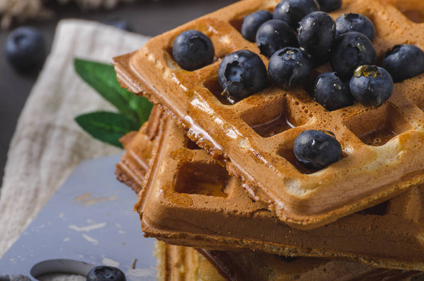 Crispy homemade waffles with berries, topped maple syrup - Foto, afbeelding
