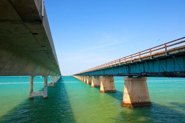 Мосты уходят в бесконечность. Семь миль мост во Флориде ключи
 - Фото, изображение