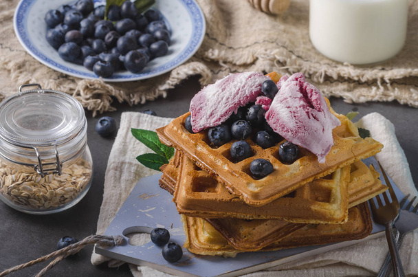 Crispy homemade waffles with berries, topped maple syrup - Foto, Bild