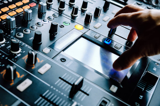 DJ suonare musica al mixer - Foto, immagini