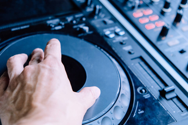 DJ suonare musica al mixer - Foto, immagini