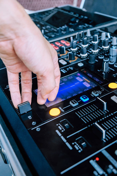 DJ spielt Musik am Mischpult - Foto, Bild