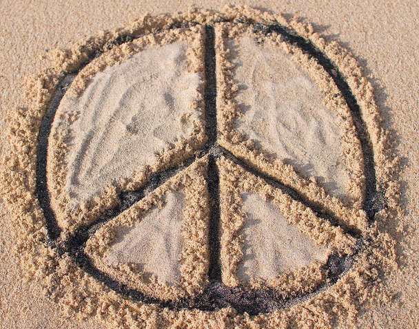 Simbolo di pace disegnato e riempito di sabbia bianca e nera sulla spiaggia di Melasti a Bali, Indonesia
 - Foto, immagini
