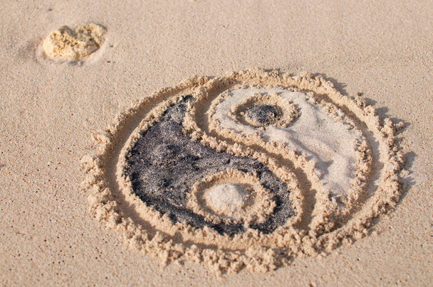 Інь ян символів звернено і заповнені з чорно-білим піском на Melasti пляж на острові Балі, Індонезія - Фото, зображення