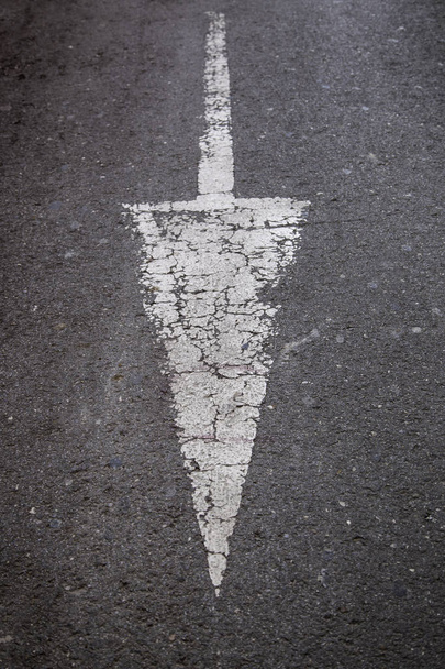 Asfalttaki yön oku, araçlar için yol işareti - Fotoğraf, Görsel