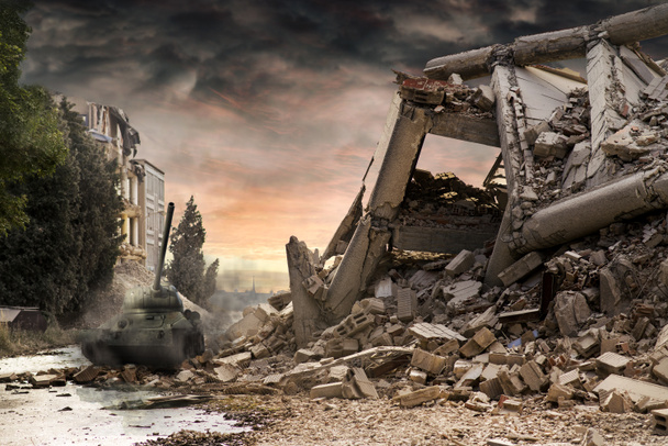 Tank T34 onder stad ruïnes met dramatische rood en stoffig wolken. - Foto, afbeelding
