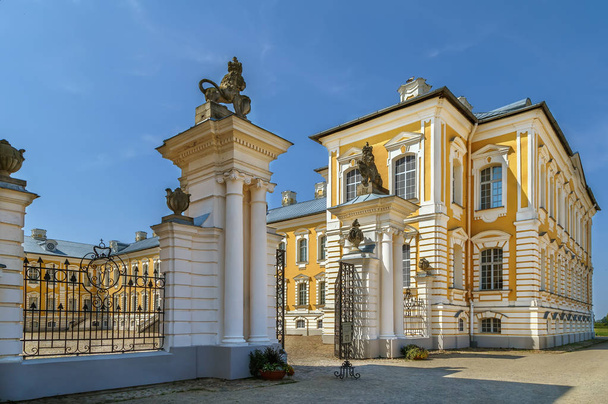 Rundale Palace ist ein bedeutender Barockpalast, der für die Herzöge von Kurland, Lettland, erbaut wurde. Garten - Foto, Bild