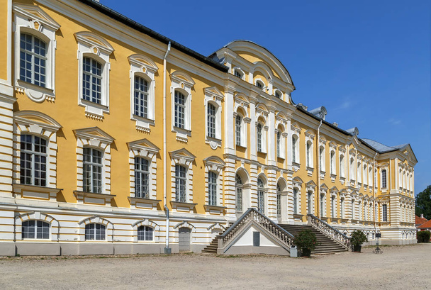 Rundale Palace szálloda nagy barokk palota épült a hercegek Courland, Lettország. Kert - Fotó, kép