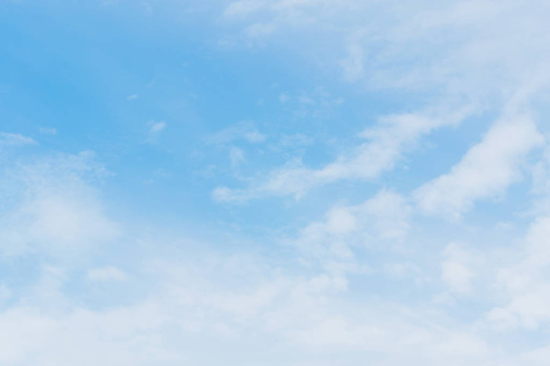 Cielo blu e nuvoloso
 - Foto, immagini