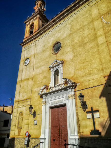 Kahverengi taş Kilisesi ve Navajas beyaz kapı görünümünü - Fotoğraf, Görsel