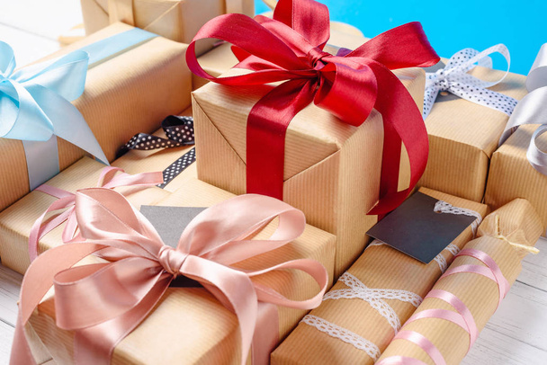 cajas de regalo con cinta y lazos sobre un fondo blanco, vista superior
 - Foto, imagen