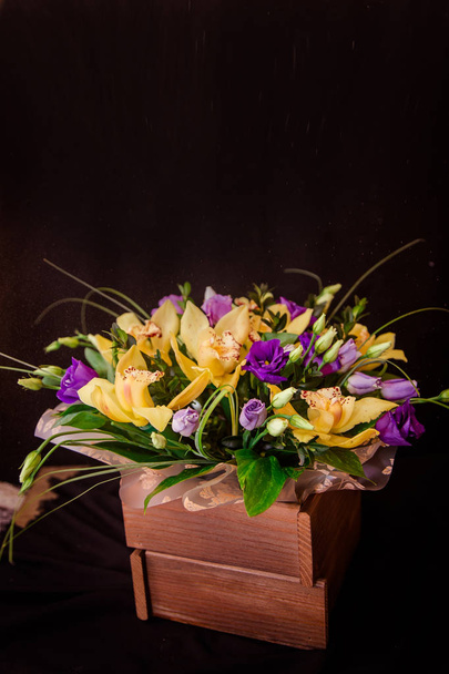ツリー ボックスに黄色いランの花束 - 写真・画像
