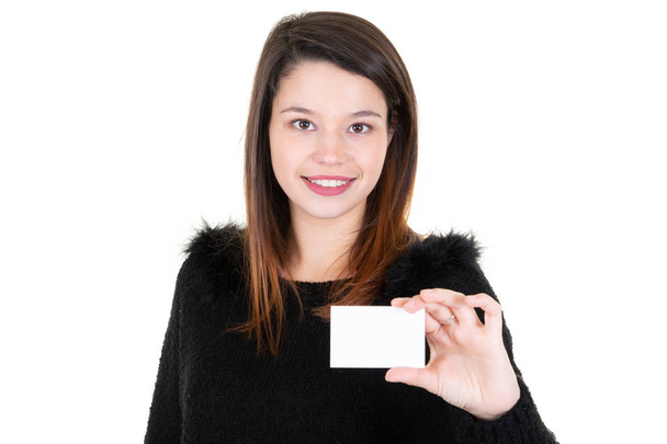 pretty woman showing a blank card empty display - Foto, imagen