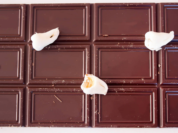 Nagy hibák fogakkal feküdjön csokoládét. A koncepció a Fogászati betegség megelőzése. - Fotó, kép