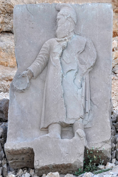 Estátuas ao redor do túmulo do rei Antoco I no topo do monte Nemrut, perto de Adyaman, Turquia, Ásia
 - Foto, Imagem