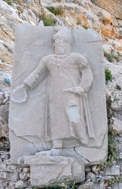 Estátuas ao redor do túmulo do rei Antoco I no topo do monte Nemrut, perto de Adyaman, Turquia, Ásia
 - Foto, Imagem