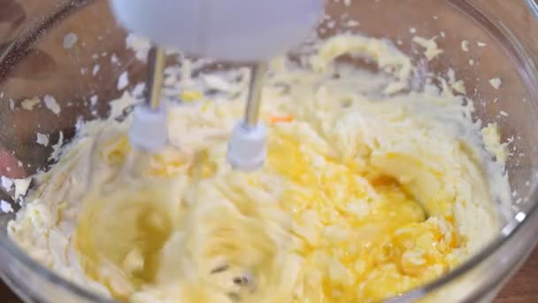 Míchání dort těstíčko closeup s elektrický mixér. - Záběry, video