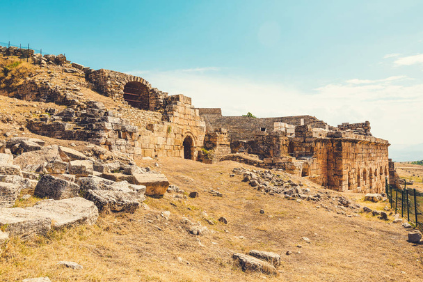 Πανόραμα αρχαίας Γκρέκο Ρωμαϊκή πόλη. Ερείπια της αρχαίας πόλης, Ιεράπολη σε Παμούκαλε, Τουρκία. Ερειπωμένα αρχαία πόλη στην Ευρώπη. Μαρμαρίς είναι δημοφιλής τουριστικός προορισμός στην Τουρκία - Φωτογραφία, εικόνα
