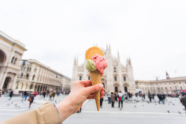 Viajes, Italia y el concepto de vacaciones Helado frente a la Catedral de Milán Duomo
 - Foto, imagen