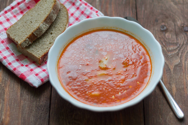 frische Soljanka Suppe auf hölzernem Hintergrund - Foto, Bild