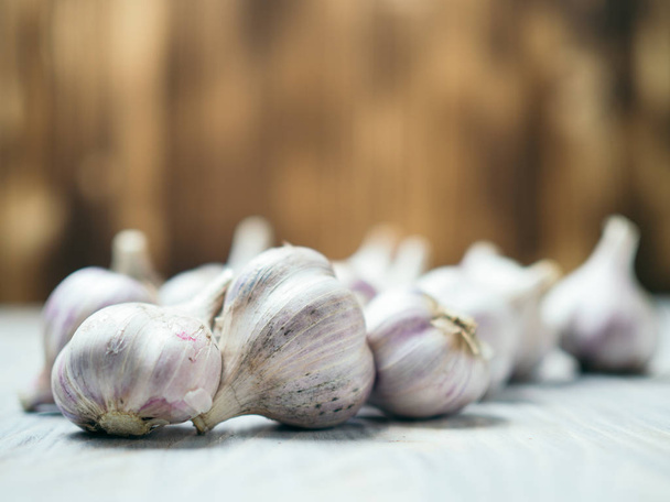 garlic on a wooden table - Zdjęcie, obraz