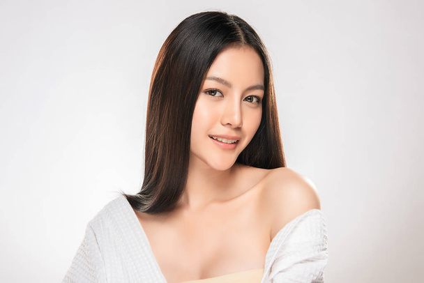 Kaunis nuori aasialainen nainen puhtaalla tuoreella iholla. Tyttö kauneus kasvohoito. Kasvojen hoito. Kosmetologia, kauneus ja kylpylä. - Valokuva, kuva