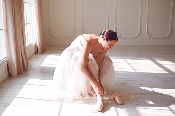 Ballerina wearing pointe shoes in the room - Fotoğraf, Görsel
