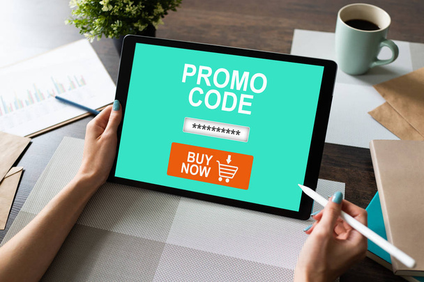 Tablette avec champ de code promo à l'écran. E-commerce, concept de marketing mobile. - Photo, image