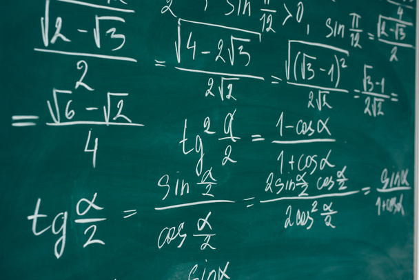 Τάξη των μαθηματικών. Άλγεβρα. Οι φόρμουλες είναι γραμμένα για το Διοικητικό Συμβούλιο του σχολείου - Φωτογραφία, εικόνα