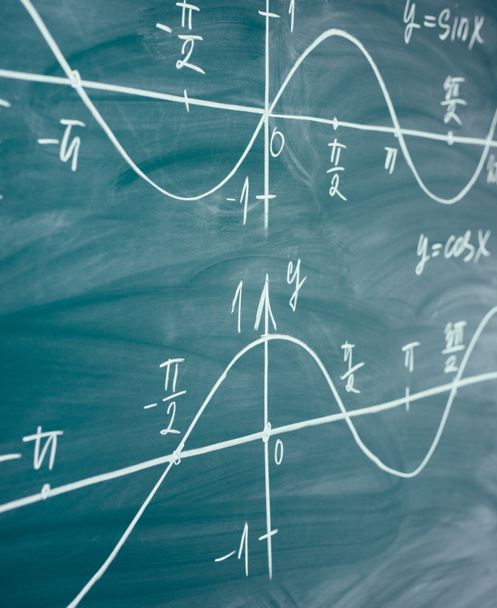 Урок математики. Функции синуса и косинуса. Графическая графика, нарисованная на доске
 - Фото, изображение