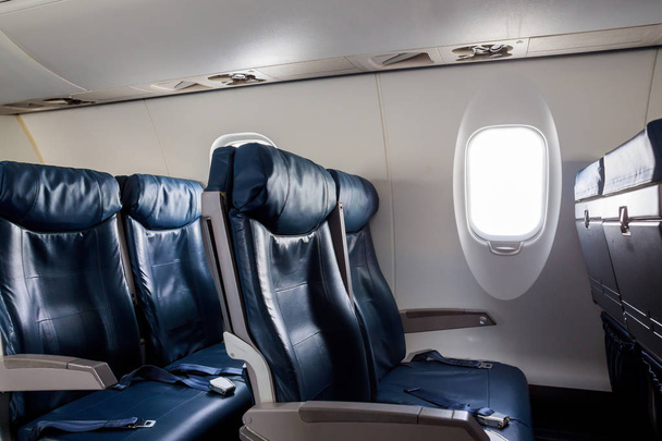 Fotele w kabinie pasażerskiej, z okna i fotele lotnicze. - Zdjęcie, obraz