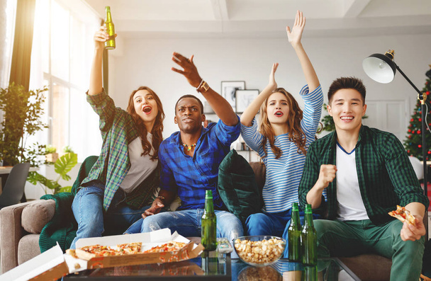 Grupa fanów szczęśliwy młodzi przyjaciele, oglądając mecz w telewizji z piwem i pizza w hom - Zdjęcie, obraz
